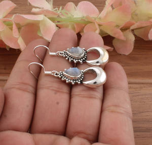 Boucles d'oreilles pendantes demi-lune en pierre de lune naturelle, argent sterling 925, bijoux de luxe pour femmes, pierre précieuse bleue scintillante, vente en gros - Product Image 2
