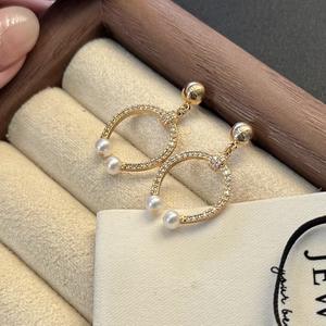 Boucles d'oreilles en cristal d'eau douce de haute qualité, nouvelles, forme ronde de 4-5 mm, forte brillance, légères imperfections, double perle, design en fer à cheval - Product Image 1