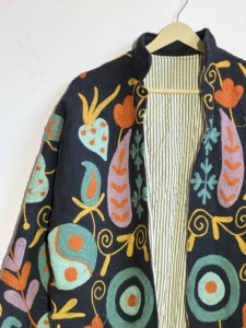 Manteau long brodé à la main avec un motif de mauvais œil |   Veste en coton Suzani bohème |   Vêtements d'extérieur d'art populaire |   Vêtements de festival artisanaux - Product Image 2