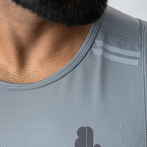 เสื้อกล้ามออกกำลังกายผู้ชายทรงเข้ารูป ผ้าคอตตอนถัก แห้งเร็ว ลายการ์ตูนปัก พร้อมโลโก้ด้านหน้า - Product Image 3