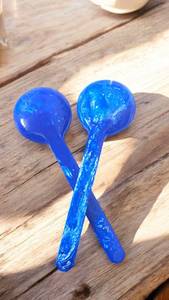 Juego de Cucharas para Ensalada de Resina Hechas a Mano: Cucharas para Servir Azules y Blancas - Product Image 4
