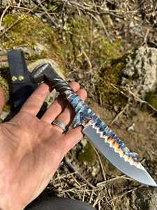 Cuchillo utilitario de acero de Damasco SHARP POINT TRADES con hoja de punta curva, filo recto, mango de madera y funda de cuero vacuno, 6.7 pulgadas de longitud total - Product Image 1