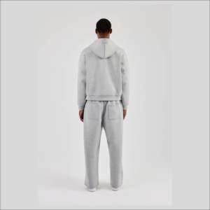 IOTA SPORTS Conjuntos Deportivos Holgados de Corte Recto para Hombre de la Mejor Calidad, Venta al Por Mayor, MOQ Bajo, Fabricación de Conjuntos Deportivos con Cierre y Bordado Personalizado - Product Image 3