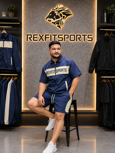 ชุดกีฬา REXFIT SPORTS 2026 สีกรมท่าครีม ผ้าไนลอน เสื้อแจ็คเก็ตแขนสั้นคอปกแบบซิปเต็มตัว และกางเกงขาสั้นแบบมีเชือกผูกเอว - Product Image 6