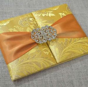 การ์ดเชิญงานแต่งงานแบบพับ ประดับด้วยผ้าไหมทองคุณภาพสูง - Product Image 1
