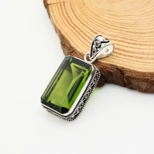 Colgante rectangular con piedra preciosa verde peridoto – Colgante relleno de plata - Product Image 5