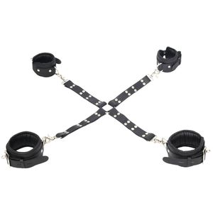 Menottes et attaches de cheville en cuir noir avec rembourrage et chaînes métalliques pour une retenue sécurisée - Product Image 5