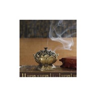Brûleur d'encens Bakhoor unique en aluminium, mettant en valeur un artisanat exclusif, design durable pour un intérieur aromatique indien