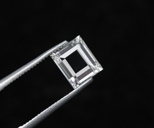 เพชรคุณภาพสูง รับรองโดย IGI น้ำหนัก 0.80 กะรัต ความสะอาดระดับ VVS-VS สี E,F รูปทรงบาแกตต์ เพชรเลี้ยงในห้องปฏิบัติการเจาะรูด้วยเลเซอร์ - Product Image 3