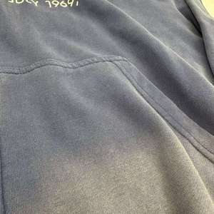 Sudadera con Capucha y Cierre de Cremallera para Hombre Klickclak, Gris con Rayas Blancas y Logotipo Estampado en la Parte Delantera, Ropa de Otoño - Product Image 4