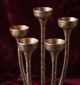 Candélabre de luxe à cinq bras en aluminium argenté, étanche, avec texture moulée, centre de table pour Noël et la Saint-Valentin, vente en gros - Product Image 4