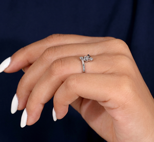 แหวนเพชรสามเม็ด ชิวพาธ 14K ทองคำขาว ประดับเพชรแล็บโกรว์ ทรงบริลเลียนต์ ตัวเรือนแบบหนามเตย สำหรับผู้หญิง สวมใส่ได้ทุกวัน เหมาะสำหรับเป็นแหวนหมั้น - Product Image 5
