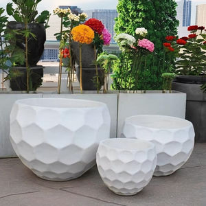 Juego minimalista de 3 macetas de hormigón de fibra blanca suave para habitaciones de hotel y decoración de patio y jardín al aire libre - Product Image 3