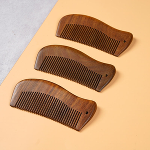 Peigne à cheveux artisanal sculpté en bois naturel, à dents fines, en forme de poisson, anti-statique, en bois de santal naturel, artisanat naturel, vente en gros - Product Image 2