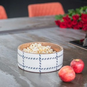 Bol en bois fait main personnalisé avec motif imprimé blanc pour la maison et le camping, idéal pour servir des salades et des plats. - Product Image 4