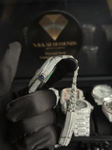 นาฬิกาโมอิสซาไนต์สุดหรู นาฬิกาโมอิสซาไนต์ VVS1 นาฬิกาโมอิสซาไนต์ผู้ชายแบบฝังเพชร ขายส่ง ขอบตัวเรือนแบบสั่งทำพิเศษ โครงสร้างแบบเปลือย เครื่องกลไก - Product Image 4