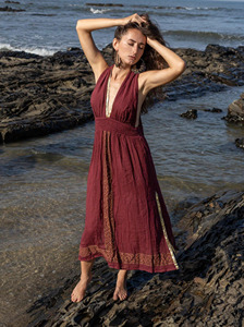 Nuevo Vestido Maxi de Muselina de Algodón sin Espalda con Borde Dorado Gota Patti, Escote en V Profundo, Estilo Indo-Occidental Boho Fusion con Abertura - Product Image 5
