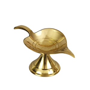 Diya en laiton à motif de feuille pour Puja Aarti, lampe à huile traditionnelle Peetal, Deepak Deepam pour Diwali, maison, mandir, temple, culte - Product Image 1