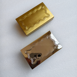 Boîte d'allumettes de sécurité en laiton dorée, moderne et luxueuse, pour mariage, avec logo gravé, personnalisée, écologique, durable et résistante à l'eau - Product Image 1