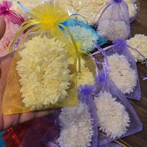 Accesorios para el Cabello Hechos a Mano con Flores Artificiales de Mogra Gajra en Bolsas de Organza Vibrantes, Guirnaldas Elegantes de Flores de Jazmín Tradicionales - Product Image 1