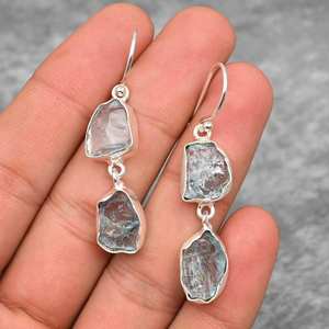 Boucles d'oreilles clous en aquamarine brute, argent sterling 925, bijoux artisanaux en pierres précieuses - Product Image 1