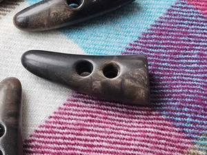 Bouton en corne de bœuf/buffalo vintage de haute qualité, 2 trous, pour couture, artisanat, vêtement, écologique, style animalier, naturel, poli - Product Image 6