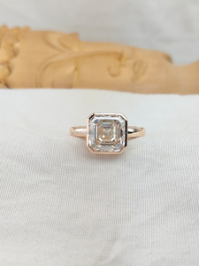 Élégante bague en diamant taille Asscher en or rose |   Éclat vintage inspiré du style Step Cut |   Bijoux de mariage raffinés et luxueux pour elle - Product Image 5