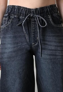 Jeans de mezclilla de lavado oscuro, vintage, azul lavado, con lavado a la piedra, lavado ácido, lavado efecto nieve, blanqueados, de corte ajustado, hasta la rodilla, de talle medio - Product Image 6