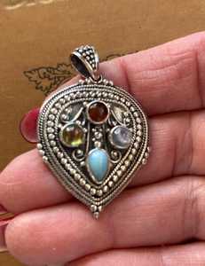 Élégant Pendentif Bali Vintage Doré Multi-Pierres Précieuses en Argent Sterling 925 avec Larimar, Quartz, Tourmaline et Pierre de Lune – Bijou de Fiançailles - Product Image 6
