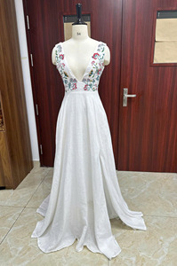 Elegante Vestido de Novia de Lino Blanco con Bordado Floral, Escote en V Profundo, Estilo Bohemio, con Bordado Botánico Colorido - Product Image 2