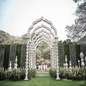 Arco temático blanco para exteriores para la entrada de bodas, reforzado con fibra, marca Shobha Jain Impex de Delhi, India. - Product Image 1