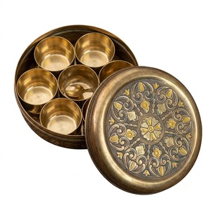 Caja de especias Dabba de latón puro con acabado antiguo y tapa hermética, calidad de exportación, Masala Dani de 7 recipientes para almacenamiento sostenible en la cocina. - Product Image 1