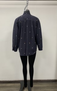 เสื้อเชิ้ตผู้หญิงสีน้ำเงินกรมท่า ติดกระดุม แต่งลายจุดสีทอง แขนยาว ทรงลำลอง ผ้าป๊อปลิน - Product Image 2