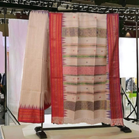 Sari en coton et soie tissé à la main de qualité supérieure avec bordure contrastante en zari rouge |   Collection élégante de vêtements de fête et de mariage pour femmes