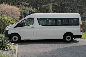 Toyota Hiace 2024 – Fourgon utilitaire fiable à haute capacité et à faible consommation de carburant - Product Image 4