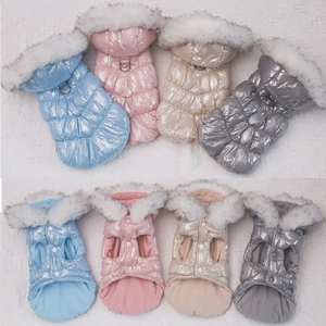 เสื้อโค้ทสุนัขสุดหรู อุ่นสบาย ระบายอากาศได้ดี ชุดคลุมสัตว์เลี้ยงสำหรับฤดูหนาว พร้อมรูสำหรับสายจูงแบบ D-ring ดีไซน์ใหม่ เสื้อแจ็คเก็ตพัฟเฟอร์แบบมันเงาสั่งทำได้ - Product Image 6