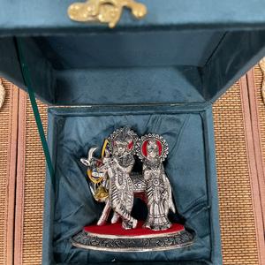 Rádha Krishna Plateado en Plata con Pavo Real Lateral y Caja de Regalo - Product Image 1