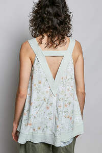 Camiseta sin mangas con cuello en V y bolsillo frontal POL Floral - Product Image 4