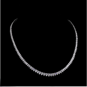 Collier pendentif en or blanc avec chaîne à maillons et diamant de laboratoire en forme de poire au design unique pour les occasions de mariage et de fête pour femmes - Product Image 5