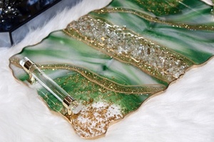 Plateau en résine vert émeraude pailleté fait main : Plateau de vanité avec poignée dorée - Product Image 4