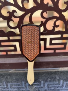 Nuevo Cepillo para el Cabello de Madera y Cuero Trabado a Mano con Patrón Tejido, Diseño Moderno Minimalista Hecho a Mano, Forma Rectangular para Uso Diario - Product Image 3