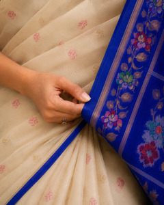 Sari en soie tissé à la main élégant, blanc cassé, avec pallu bleu roi, motif Jamdani, pour les fêtes traditionnelles indiennes et les mariages - Product Image 5