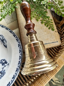 Campana de mano de latón increíble con mango de madera para control en el aula, entrenamiento físico y anuncios diarios, campana de mano de latón con sonido claro - Product Image 2