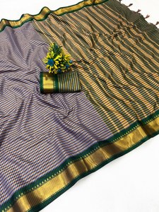 Este elegante conjunto presenta un clásico sari de algodón indio del sur tejido a mano, combinado perfectamente con una blusa sin coser a juego. - Product Image 4