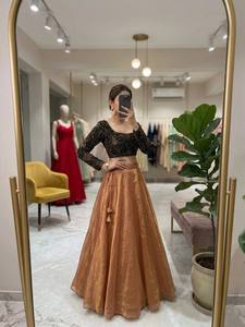 Ensemble Lehenga Choli brodé très demandé pour femmes, tenue ethnique de créateur pour occasions festives, disponible à la vente - Product Image 2