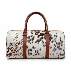 Bolsa de Viaje Unisex de Cuero Vacuno, Forma Ovalada, Doble Asa, Cierre de Cremallera, Color Marrón y Blanco - Product Image 3