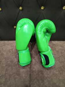 Guantes y espinilleras de boxeo Muay Thai Twins, guantes de boxeo profesionales para entrenamiento y sparring, color verde loro. - Product Image 4