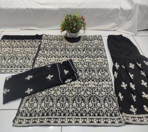 Elegante Conjunto Gharara de Georgette Fox con Detalles Bordados, Lentejuelas y Combinación de Palazzo y Dupatta - Product Image 3