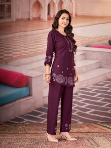 Conjunto de Diseño con Bordado de Hilo de Rayón Pesado, Estilo Tradicional, Secado Rápido, Sin Arrugas, Elástico, con Pantalones de Corte Regular - Product Image 1