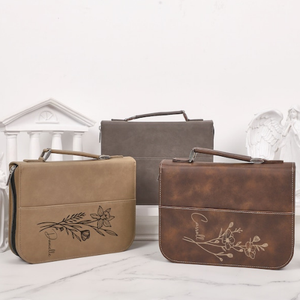 Housse de Bible en Cuir Véritable Personnalisée avec Fleur de Naissance Gravée, Étui de Bible en Cuir, Pochette de Livre Religieux, Cadeau Religieux - Product Image 4